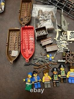 Vintage LEGO Pirate Minifigure LOT Parts Mast Rope Bridge Boats Sail Wall