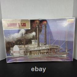 Vintage Lindberg Robert E. Lee Mississippi Steamboat 1/163 Scale Plastic Model