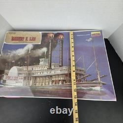 Vintage Lindberg Robert E. Lee Mississippi Steamboat 1/163 Scale Plastic Model