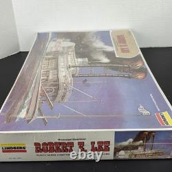 Vintage Lindberg Robert E. Lee Mississippi Steamboat 1/163 Scale Plastic Model